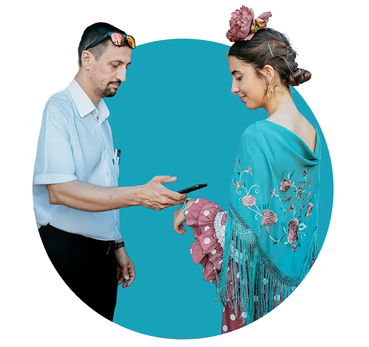 Persona utilizando pulsera RFID de Bracelit para control de accesos